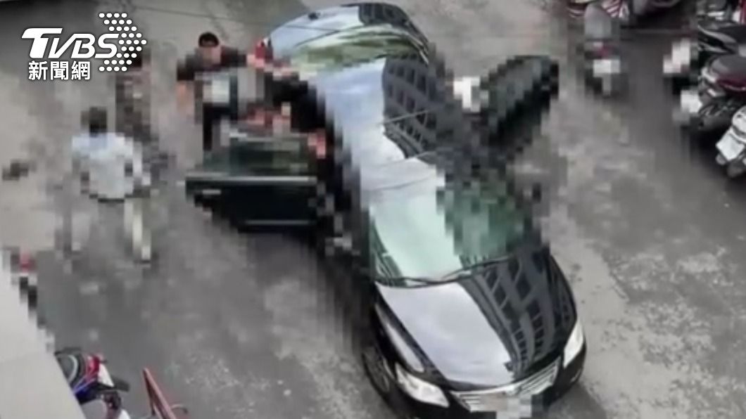 街頭砍人強擄被害人。(圖/TVBS)