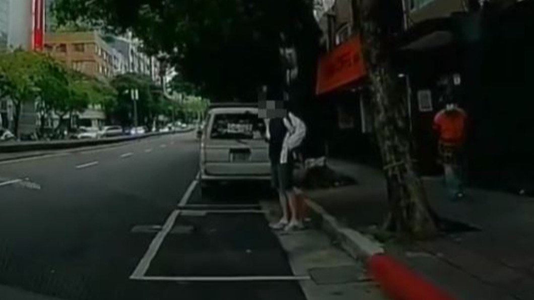 鍊子哥朋友人肉佔車位。（圖／翻攝自爆料公社）