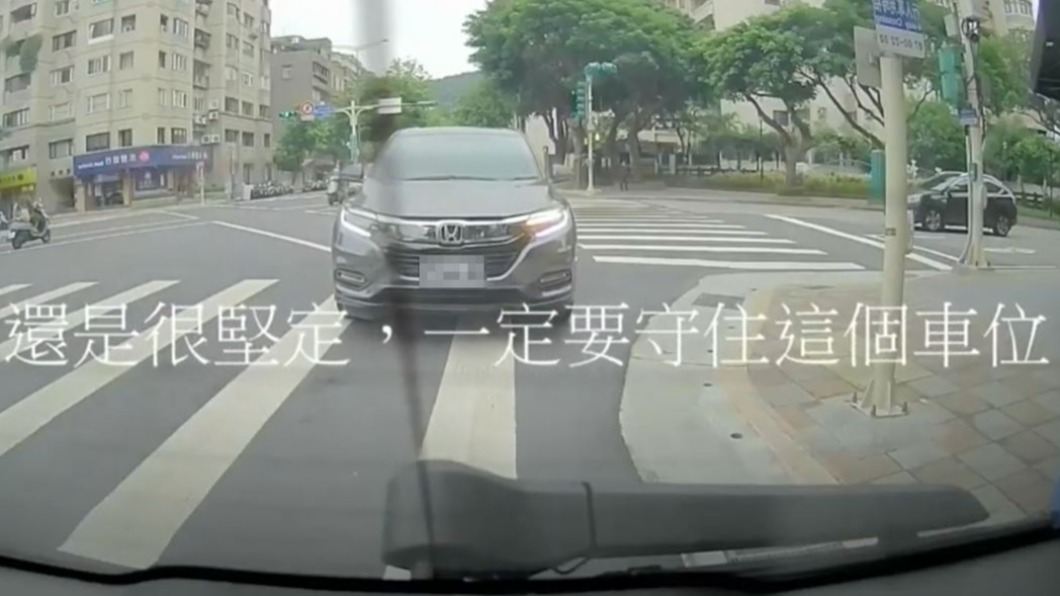 對方車輛靠近，表示是因為等紅綠燈才比較到。（圖／翻攝自爆料公社）