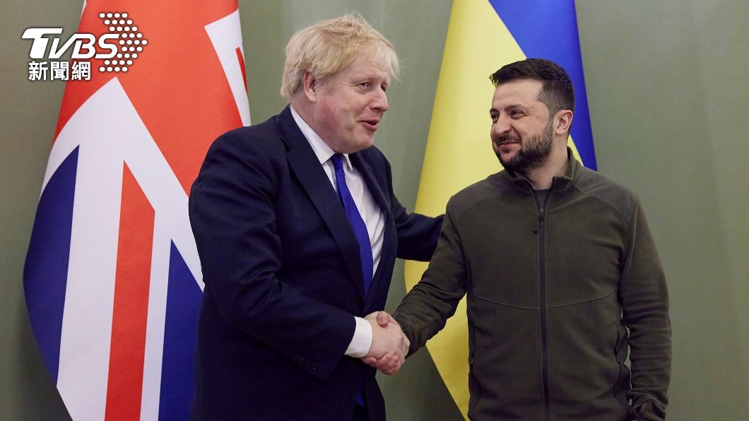 英國首相強生日前出訪烏克蘭與澤倫斯基會面,也曾經鬆口認烏軍在英國受訓。(圖/達志影像美聯社)