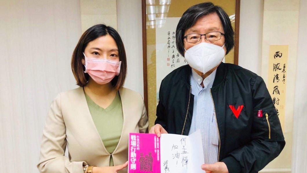 台北市港湖區參選人何孟樺今天在臉書上分享「永遠的秘書長」、台日交流協會會長邱義仁親筆寫給她「孟樺加油」的祝福。（圖／何孟樺辦公室提供）