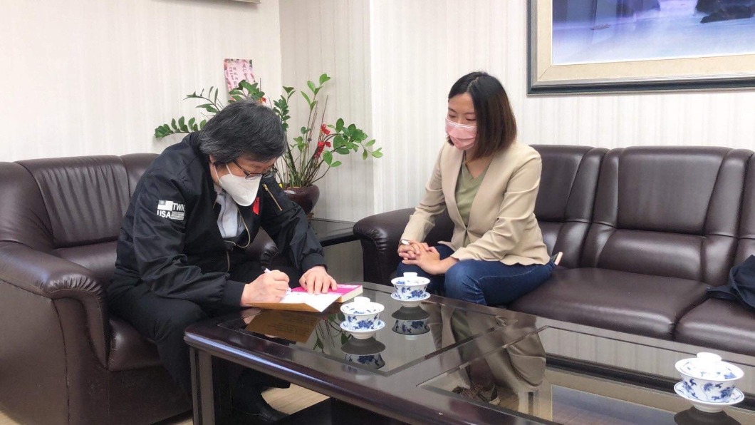 何孟樺拜會邱義仁，邱義仁親筆給何祝福。（圖／何孟樺辦公室提供）