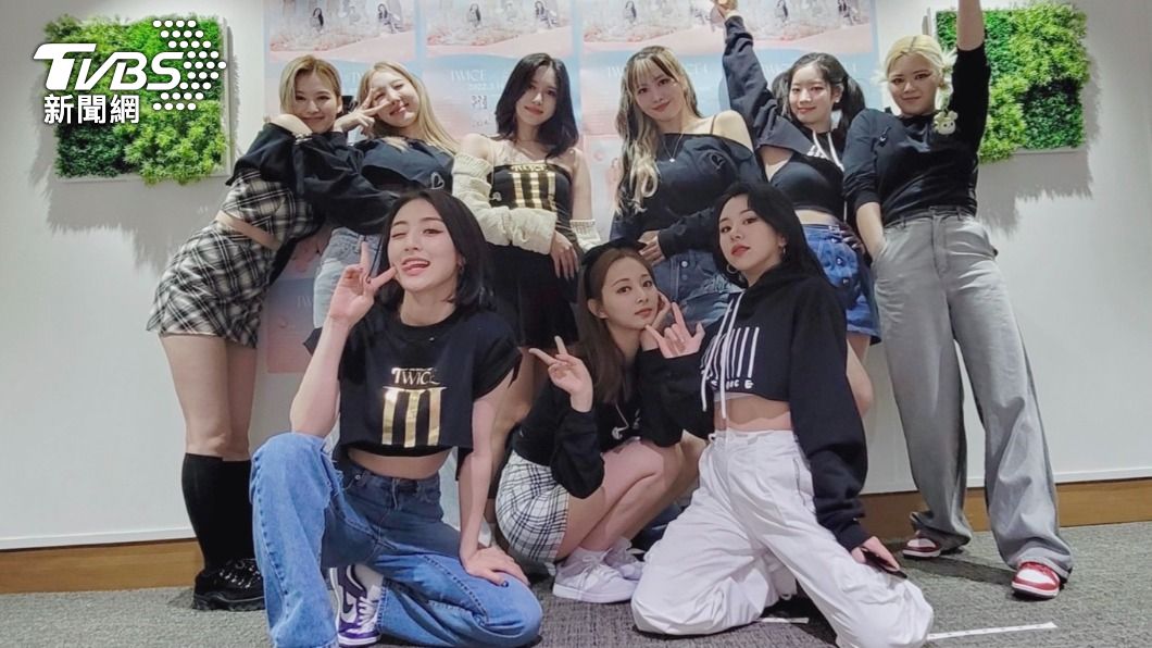 TWICE演唱會後全員在後台合影,周子瑜在中間C位相當可愛。(圖/翻攝自TWICE日本官方推特)