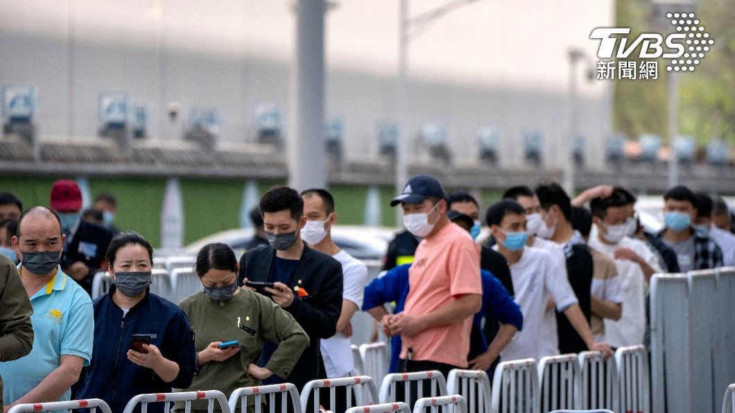 大陸官媒《人民日報》指面對Omicron是躺平不可取,「躺贏」不可能。(圖/達志影像美聯社)