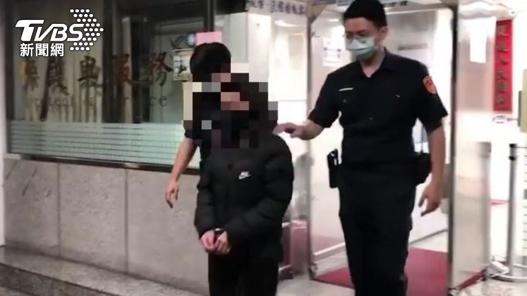 女子涉犯誣告罪當場遭警方逮捕移送。（圖／TVBS）
