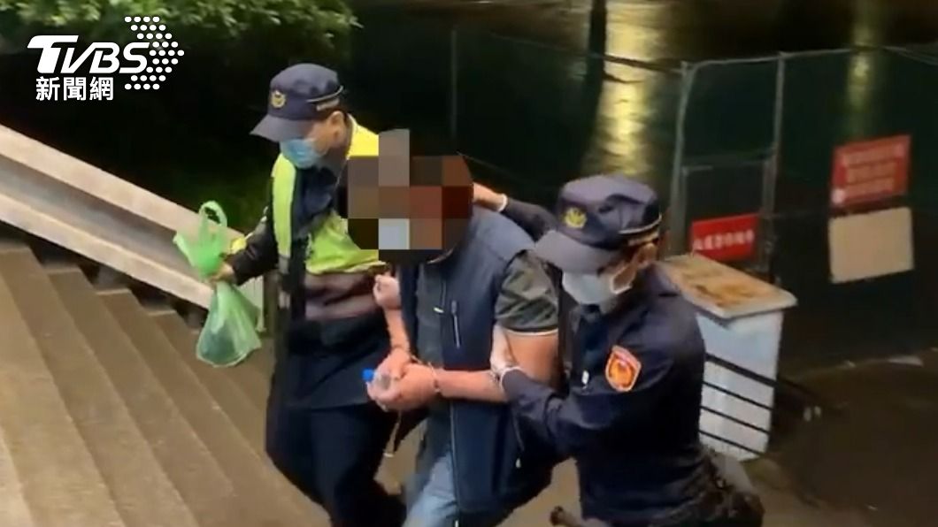 男子被警方逮捕帶回派出所。(圖/TVBS)
