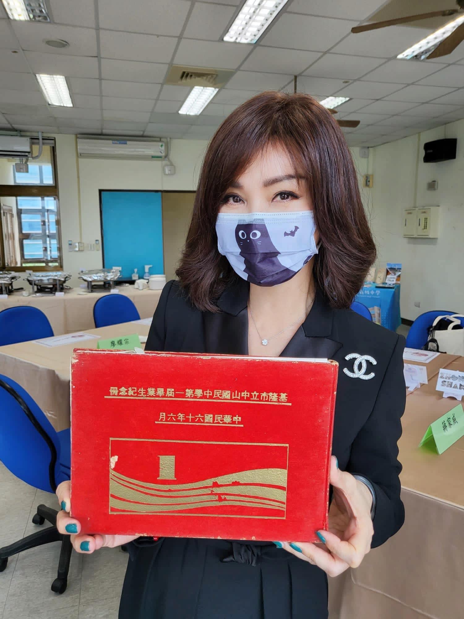 網友直呼陳美鳳是最美學姊。(圖/翻攝自陳美鳳臉書)