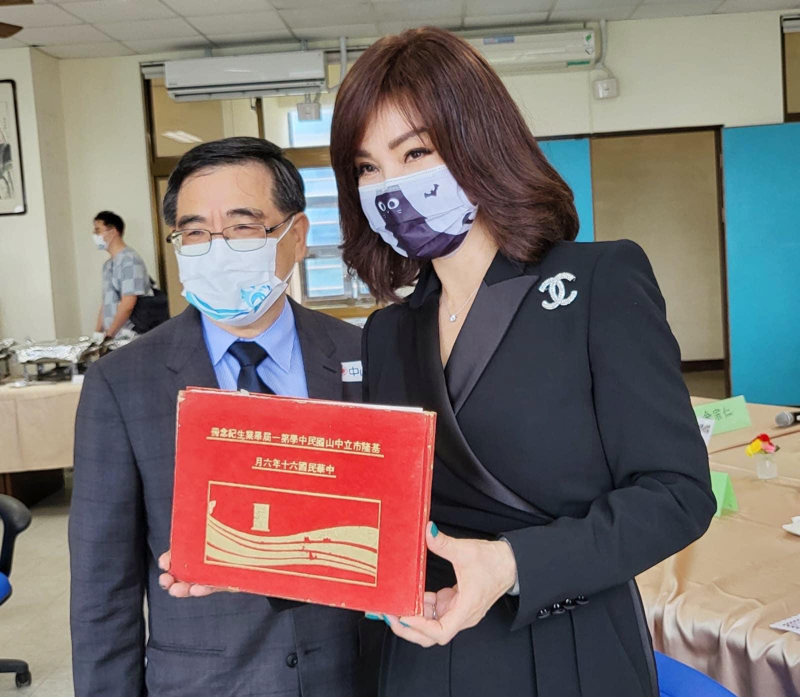 中山高中邀請陳美鳳回到母校參加60週年校慶。(圖/翻攝自陳美鳳臉書)