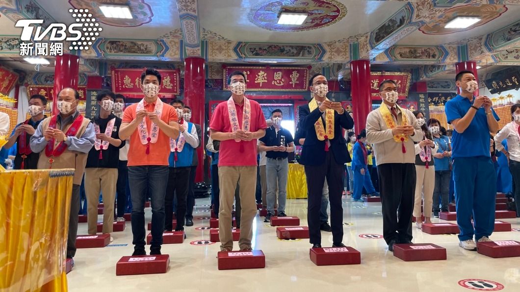 國民黨主席朱立倫今(24日)與國民黨立委蔣萬安到台北松山慈惠堂參加祈福法會。(圖/國民黨提供)