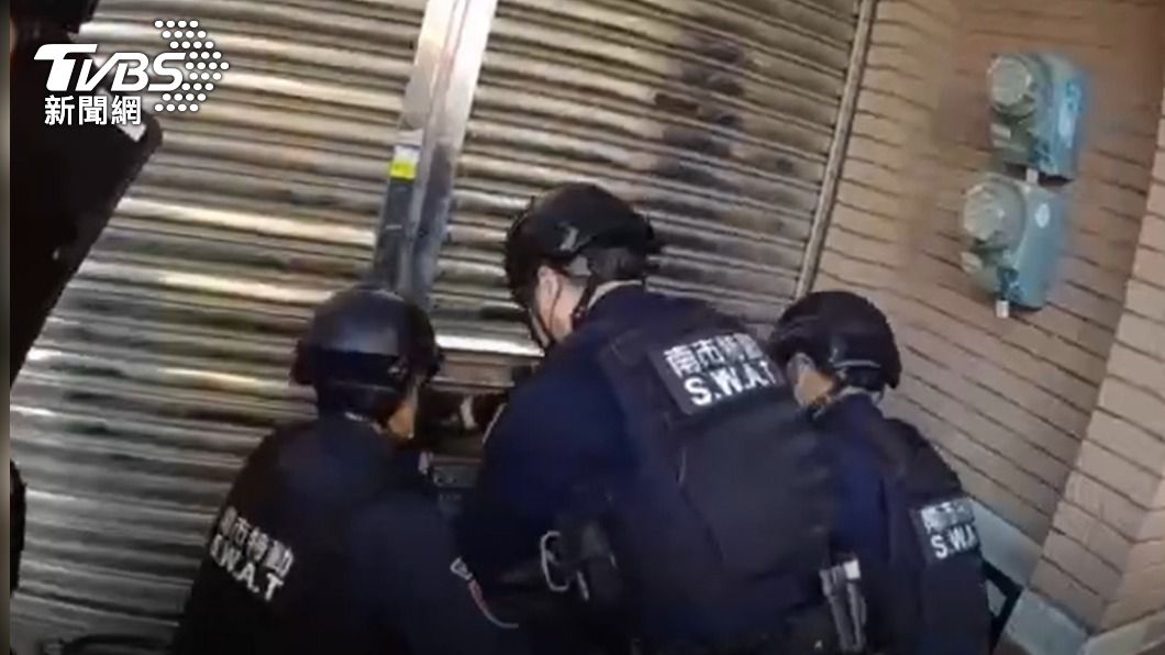 警方荷槍實彈到民宅攻堅。(圖/TVBS)