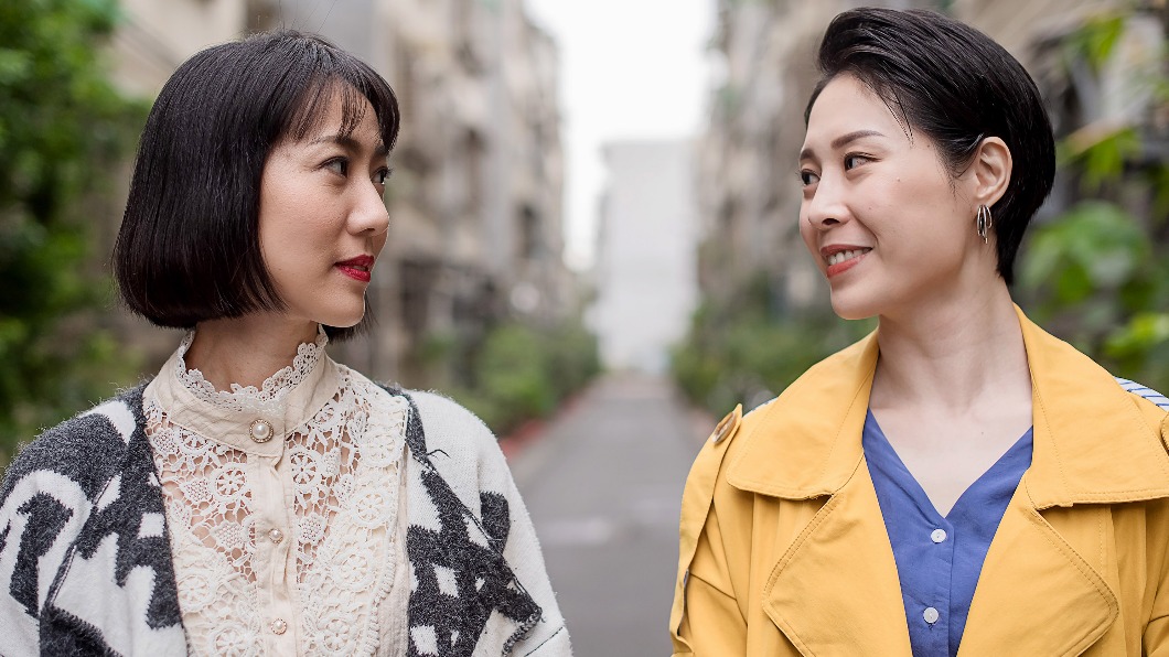 張詩盈（左）與蔡亘晏演出《婚內失戀》舞台劇。（圖／LiTV、巨宸製作提供）
