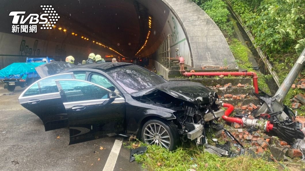 疑午後大雨行車視線不佳!信義快速道路2車追撞5人送醫