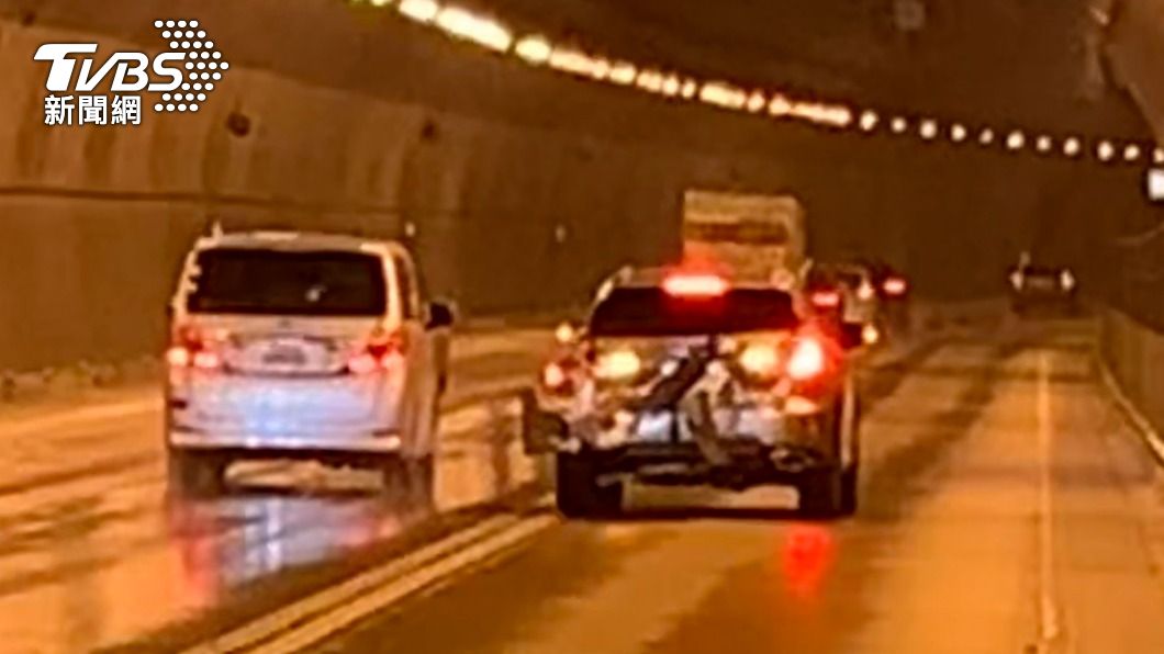 另一輛小轎車車尾受損嚴重。(圖/TVBS)