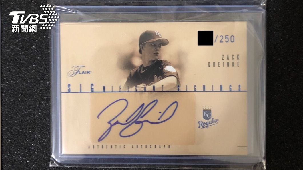皇家賽揚強投葛蘭基（Zack Greinke）貼紙簽筆簽名卡。（圖/TVBS）