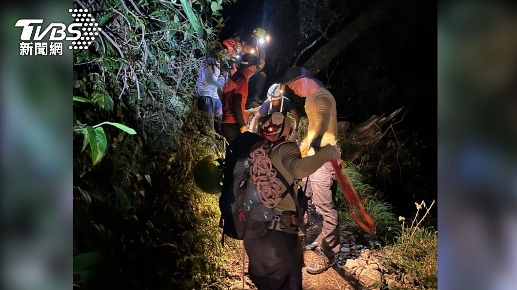 深夜遺體才運至登山口。（圖／TVBS）