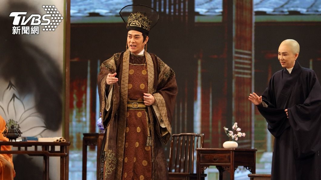 林健寰（圖左）首次演歌仔戲。（圖／大愛電視提供）