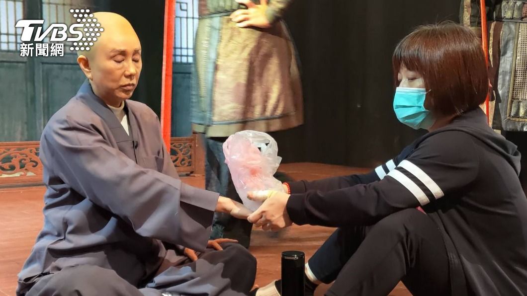 孫翠鳳演出《紫柏真可大師》雙手淤青。（圖／大愛電視提供）