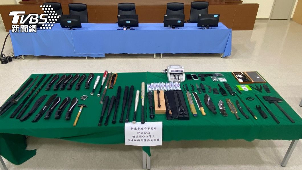 警方在明仁會據點中查扣大量棍棒刀械。(圖/TVBS)