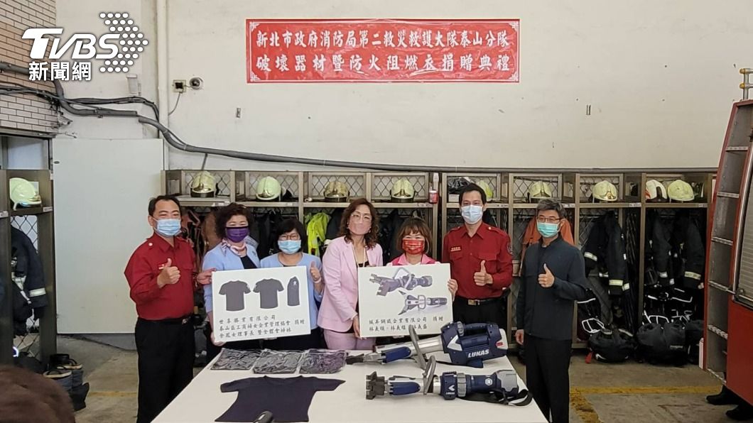 在地企業捐防火阻燃內衣、新型破壞器 消防救災效率、安全度UP!