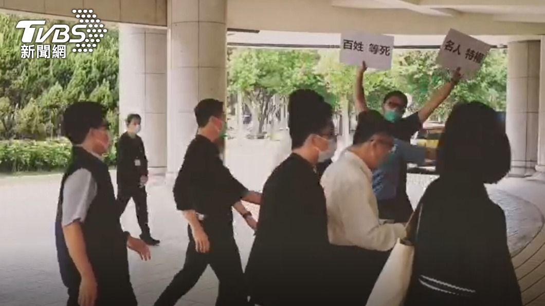 國民黨北市議員擬參選人滿志剛當面向柯文哲抗議。(圖/TVBS)