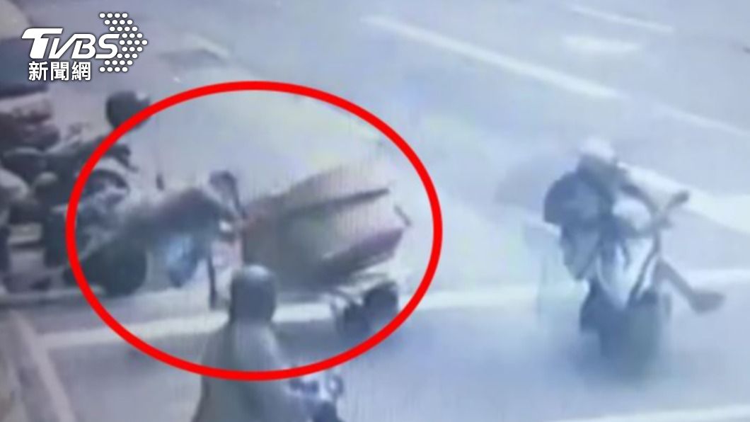7旬翁騎車撞推車婦　人噴飛看一眼說「啊沒關係啦」轉頭走
