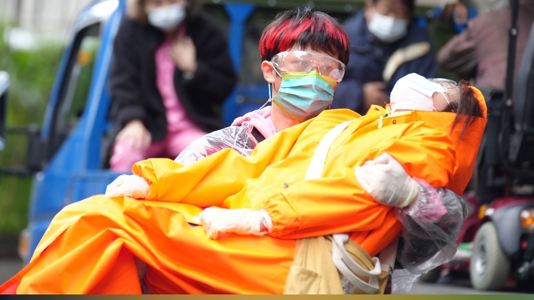 吳政迪抱起在劇中疑似確診的楊小黎就醫。（圖／客家電視台提供）