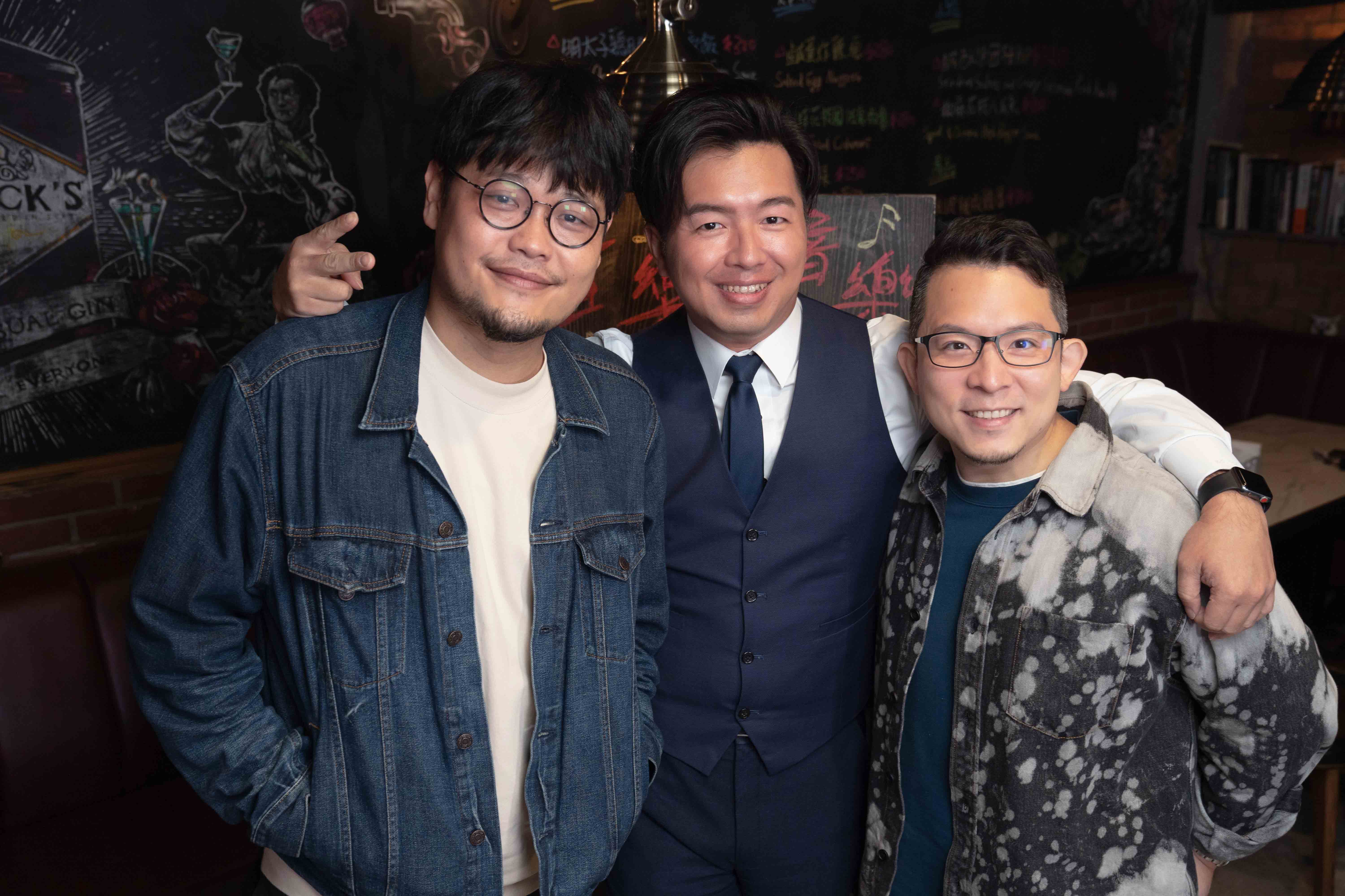 (左起)魚丁糸團長阿福、主持人鄭偉柏、鼓手小威暢聊斜槓人生。(圖/MOMOTV75台提供)
