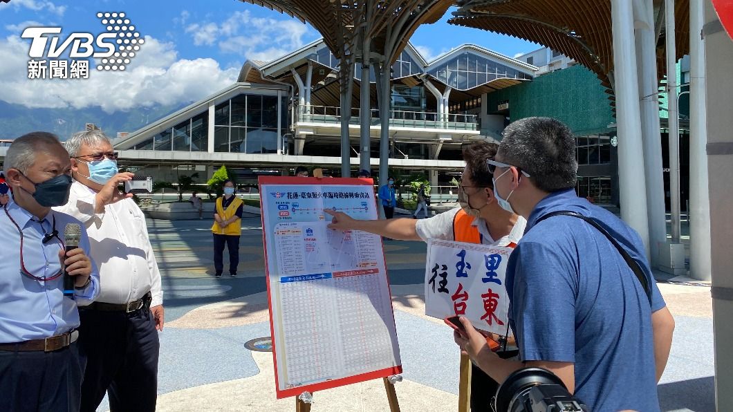 台鐵局於花蓮站演練交通疏運計畫推演情境。(圖/中央社)