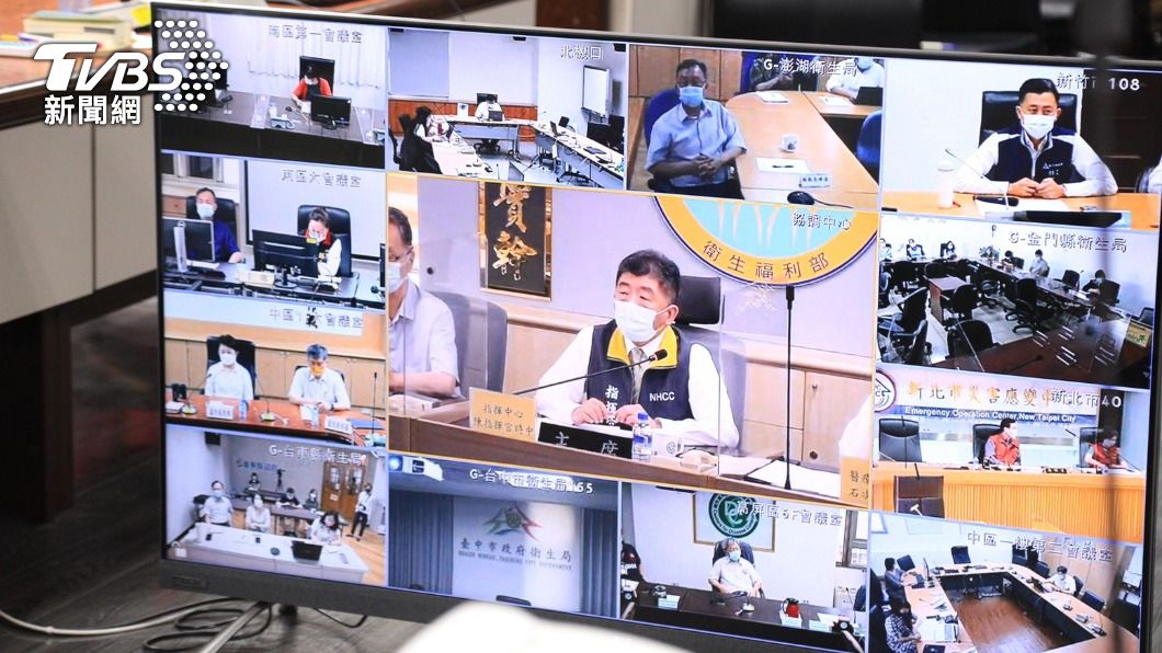 指揮官陳時中主持,各縣市首長線上發言,討論防疫措施與策略。(圖/台中市政府提供)
