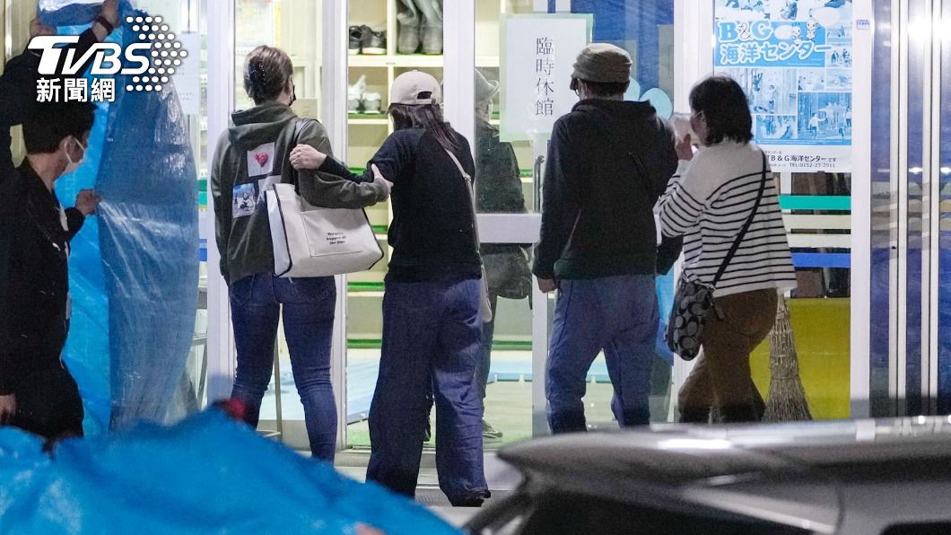 罹難者家屬抵達現場認屍。(圖/達志影像路透社)