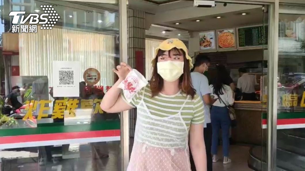 有宜蘭民眾特地在最後一天來購買、與店家合影留念。(圖/TVBS)
