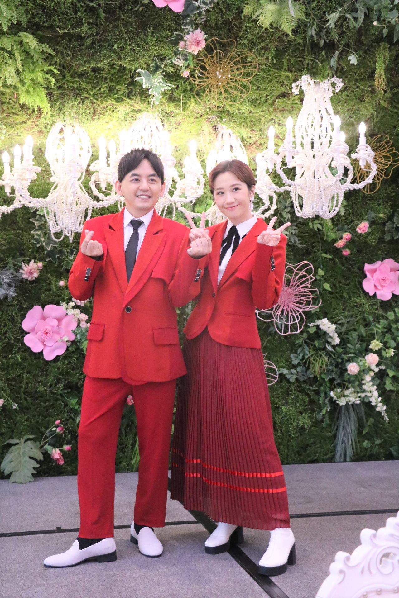 品冠(中)擔任婚禮歌手。(圖/東森提供)