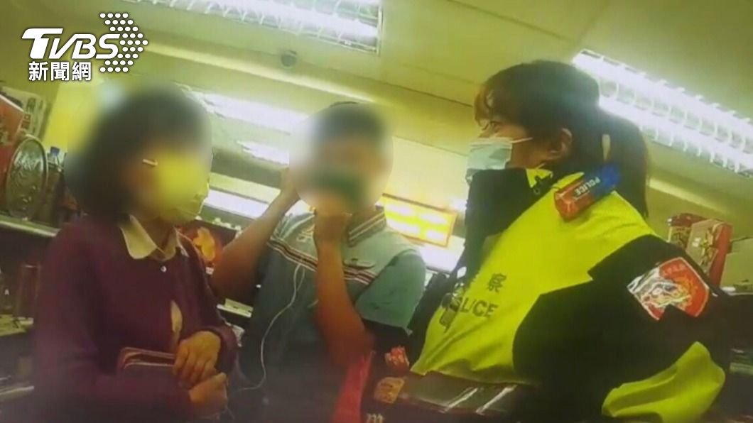 警員向陳姓婦人解釋詐騙集團手法。（圖／TVBS）