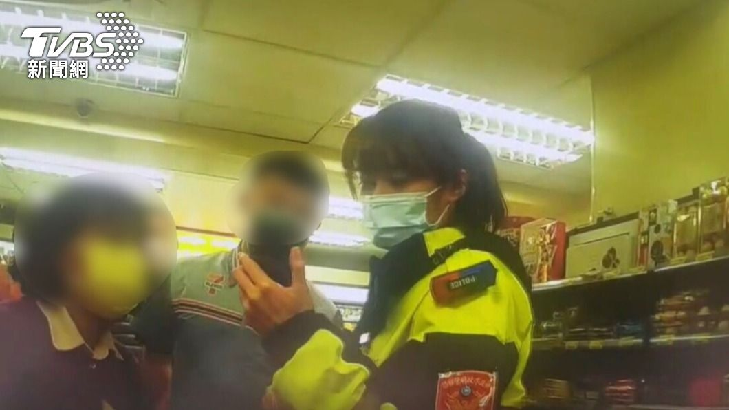 警員查看婦人手機,一眼識破詐騙集團手法。(圖/TVBS)