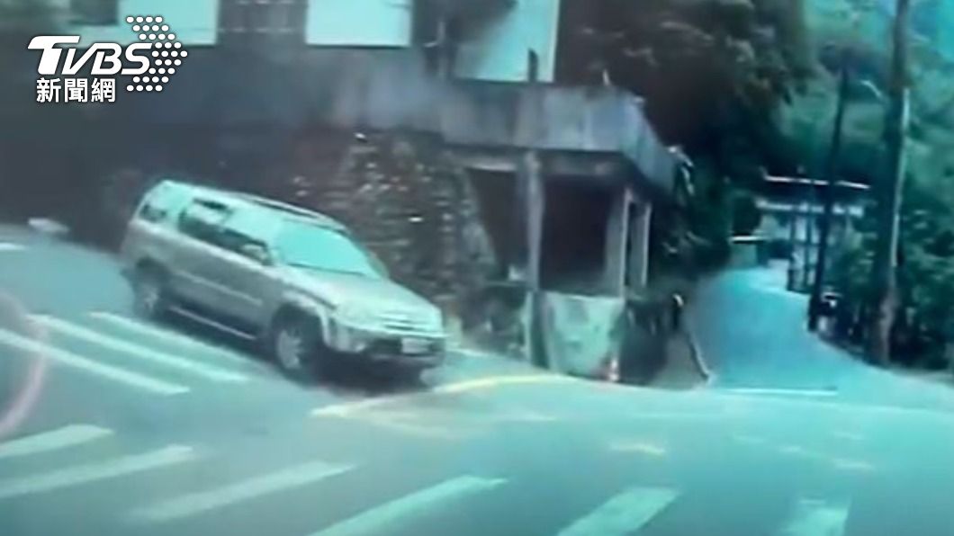 老翁和妹妹連人帶車衝下河床。