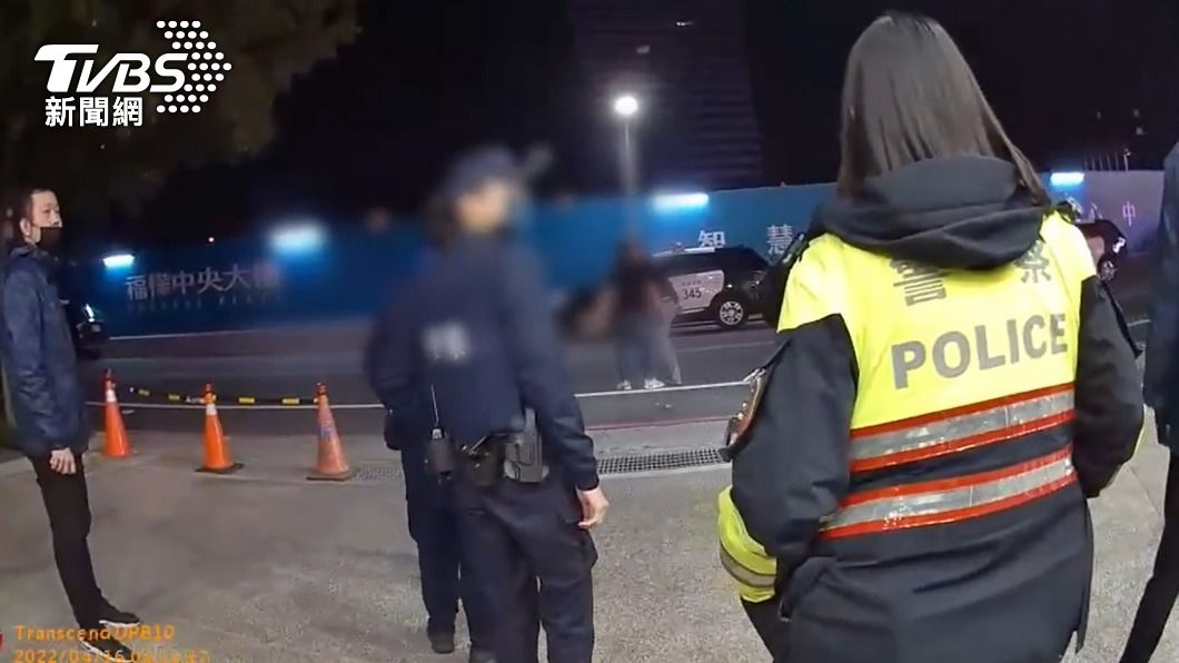 大批警力在場警戒。(圖/TVBS)