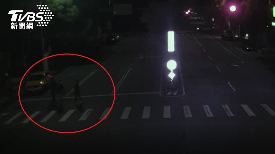 鬧事的民眾離開KTV後打算繼續第二波衝突。(圖/TVBS)
