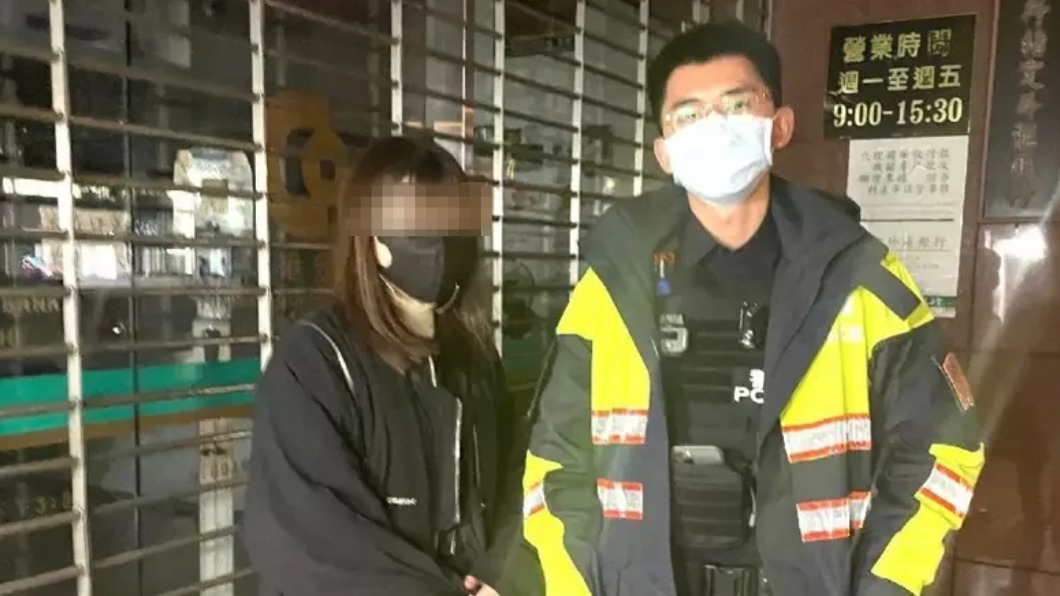 林女即時被員警阻止匯款。(圖/第六分局提供)