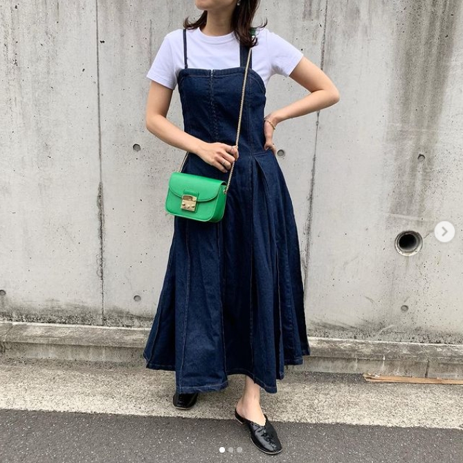 海軍藍的牛仔吊帶裙內搭微合身的白T。（圖／翻攝自8miiiko9 IG）