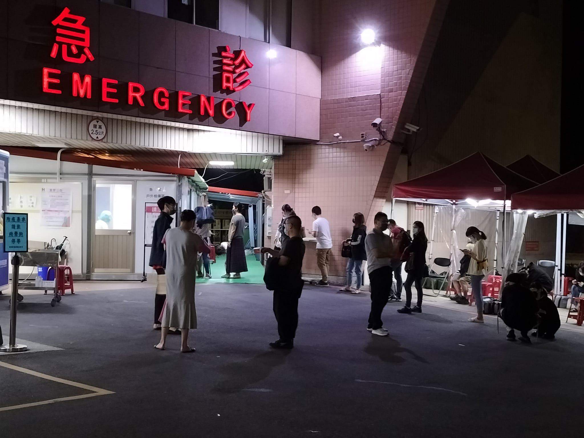 排隊人潮直到深夜都還沒消化完。(圖/翻攝自蘇一峰臉書)