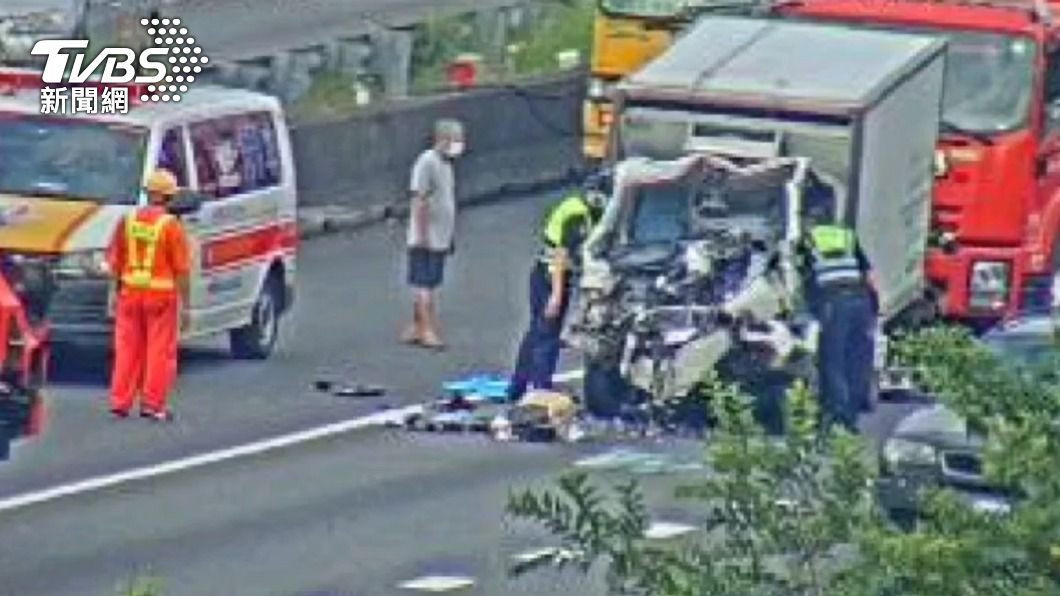 小貨車車頭嚴重變形,警消人員到場搶救。(圖/國道即時路況)