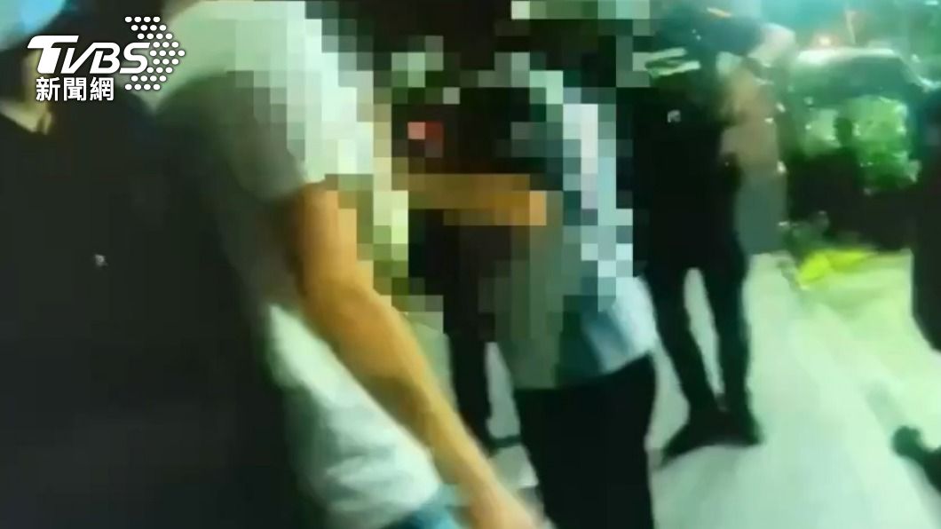 楊男和朋友喝酒被盤查引爆衝突。（圖／TVBS）