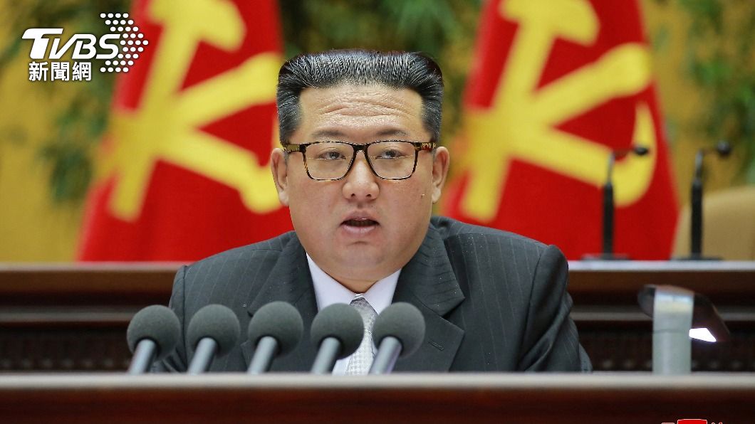 金正恩身邊出現神秘套裝女子　韓媒質疑：可能是「她」