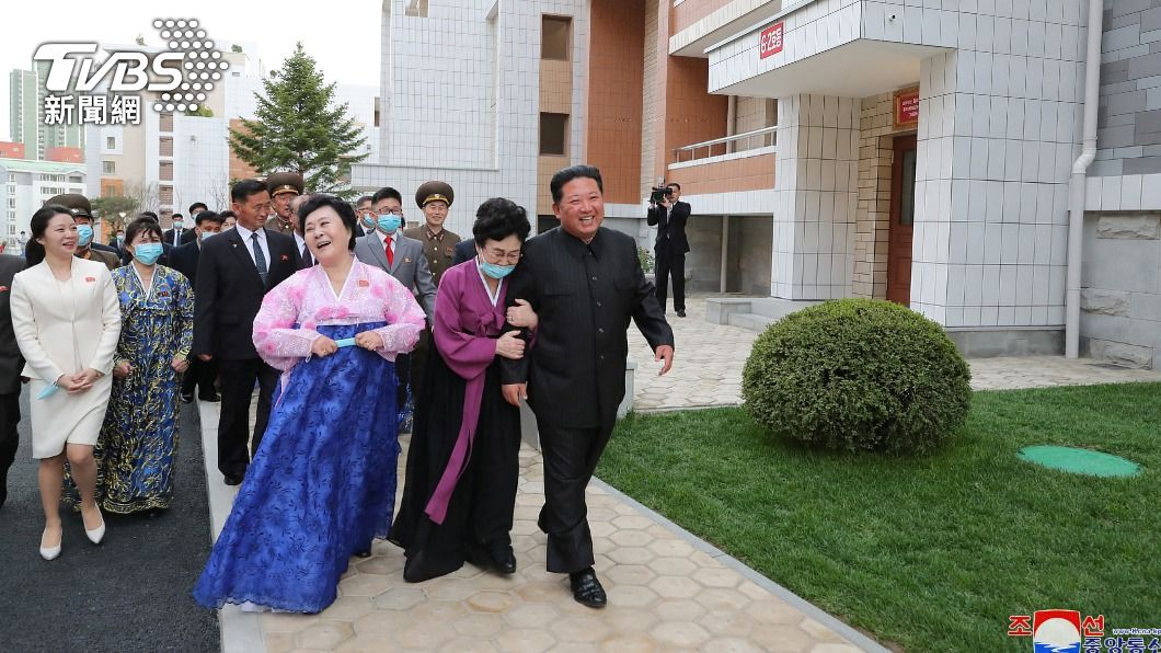 金正恩近日出席公共場合時,據說該女子也隨侍在側。(圖/達志影像路透社)