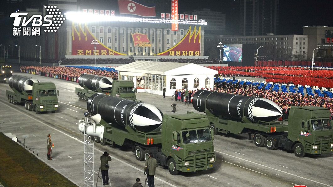 閱兵式中許多重砲武器跟著亮相。(示意圖,北韓去年閱兵畫面/達志影像路透社)
