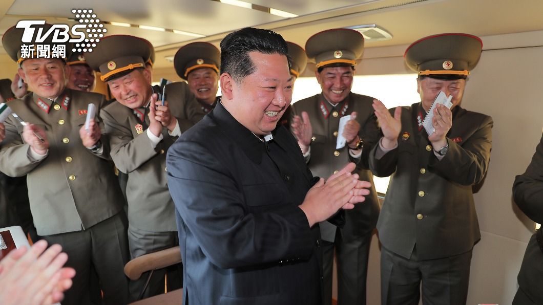金正恩發表演說,強調以最快速發展核武。(示意圖/達志影像路透社)