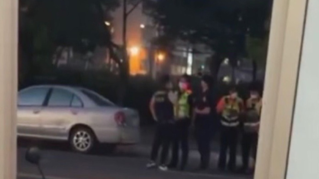 附近居民十分驚訝有人死亡在車內。(圖/翻攝自笨港爆料公堂)