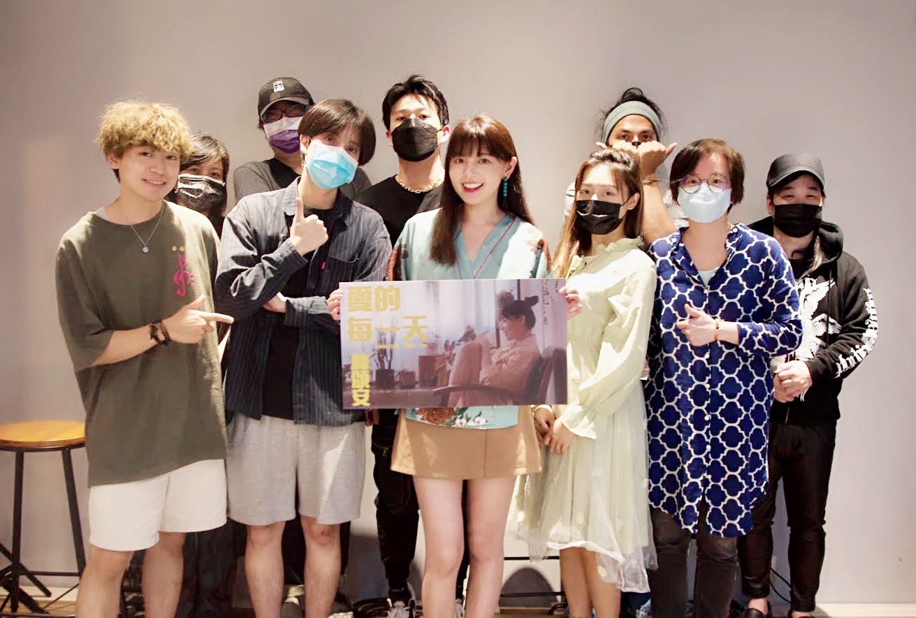 林頌安(中)新歌發表會會後大合照,歌手木蘭(前排左1)、鐘雅(前排右2)都一起合照(圖/MuCC藝能提供)