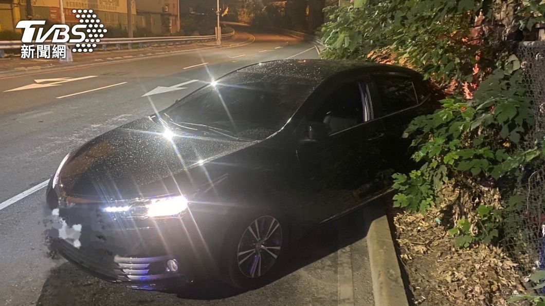 花兒都還好嗎?醉漢逆向倒車栽進花圃 辯稱:我沒開車