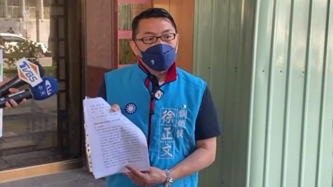台北市議員參選人徐正文到場控告醫師瀆職。（圖／徐正文提供）